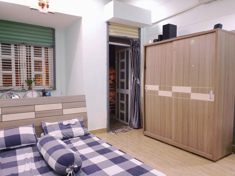 Phòng ngủ có tủ áo lớn và cửa sổ thoáng
